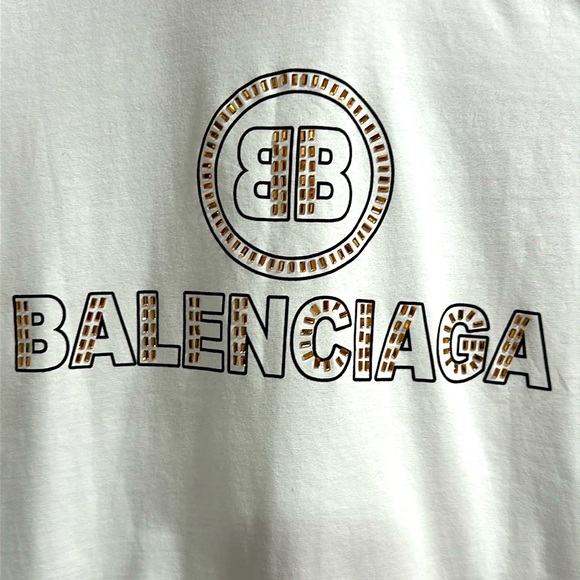 NWT White T-shirt w/rhinestone details B ⚜️ - Picture 2 of 5